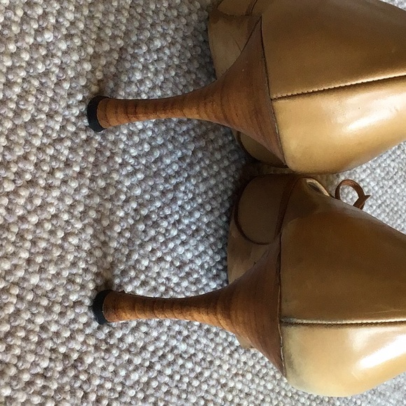 Manola Blahnik tan high heel pumps - Picture 5 of 6